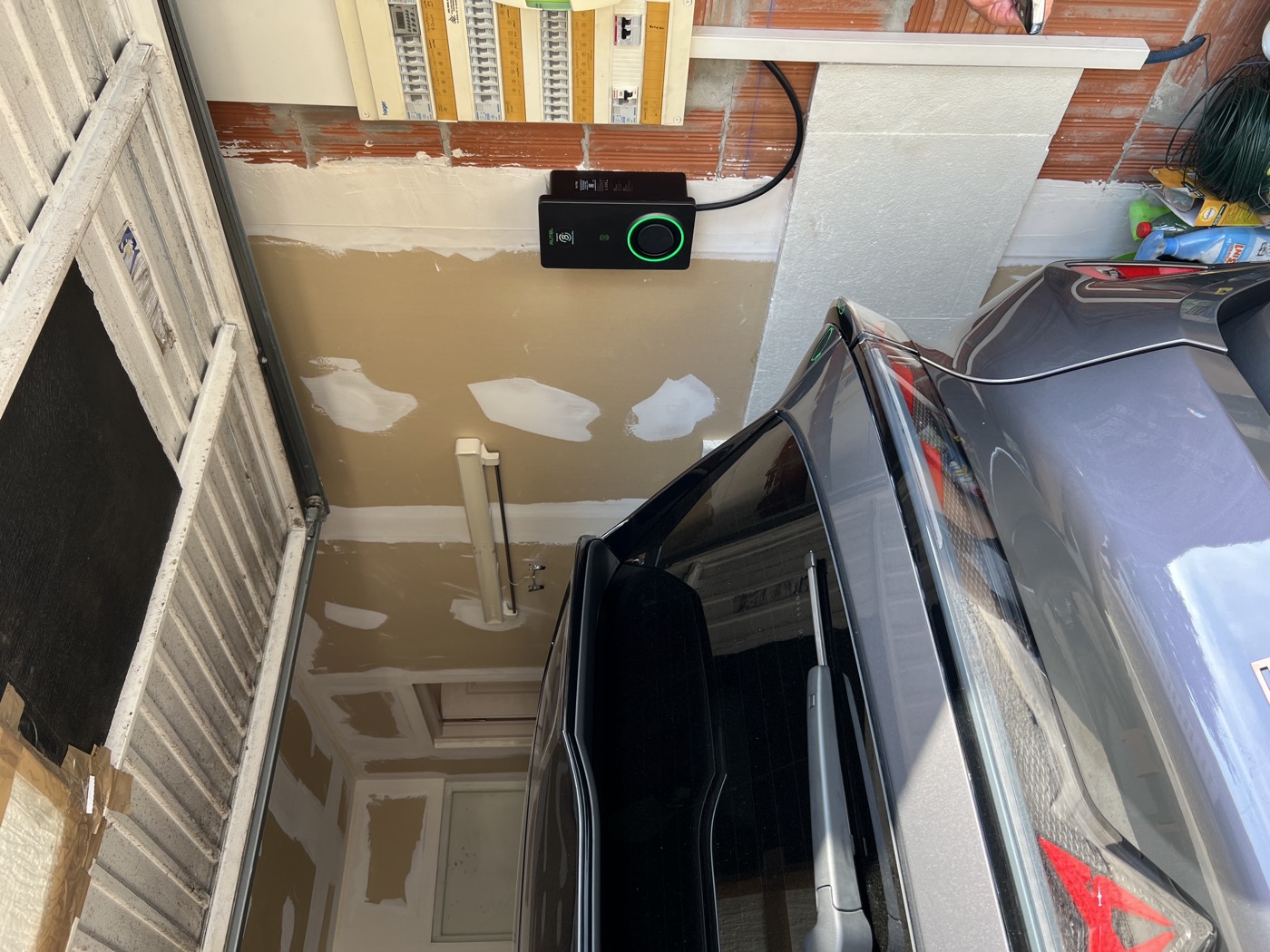 Installation d'une borne de recharge dans un parking intérieur à Mérignac, Gironde