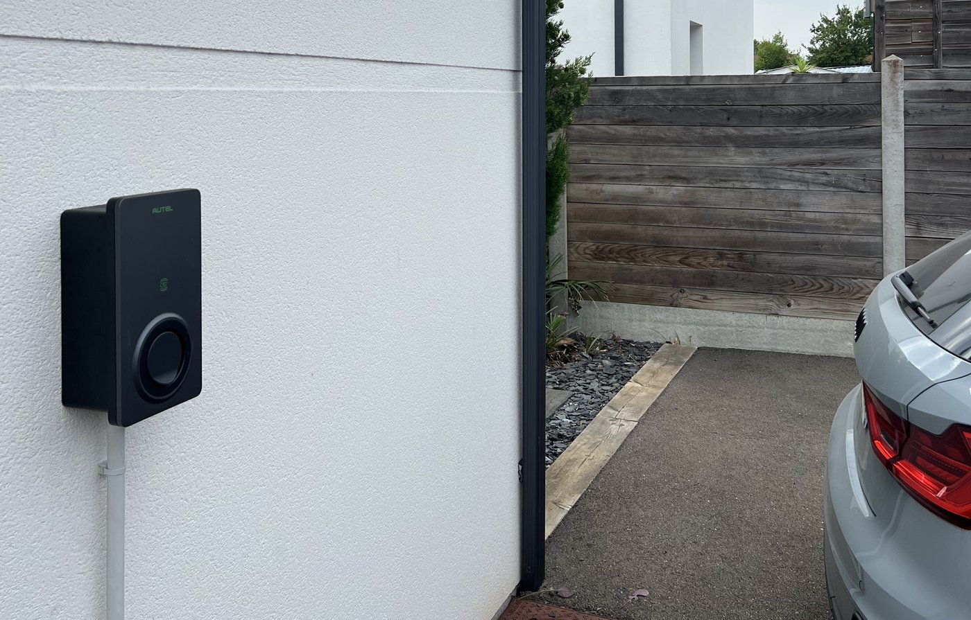 Installation d'une borne de recharge sur une maison moderne à La Teste-de-Buch, Gironde