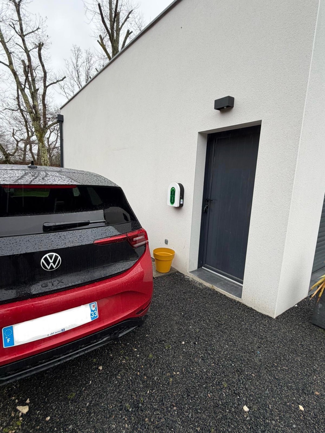 Installation d'une borne de recharge sur une Volkswagen rouge en Gironde